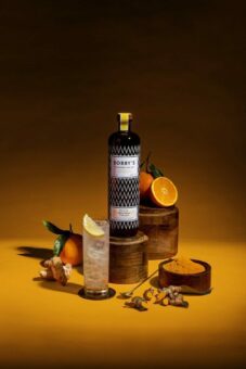 Výroba ginu: od botanicals po jalovcovou pálenku